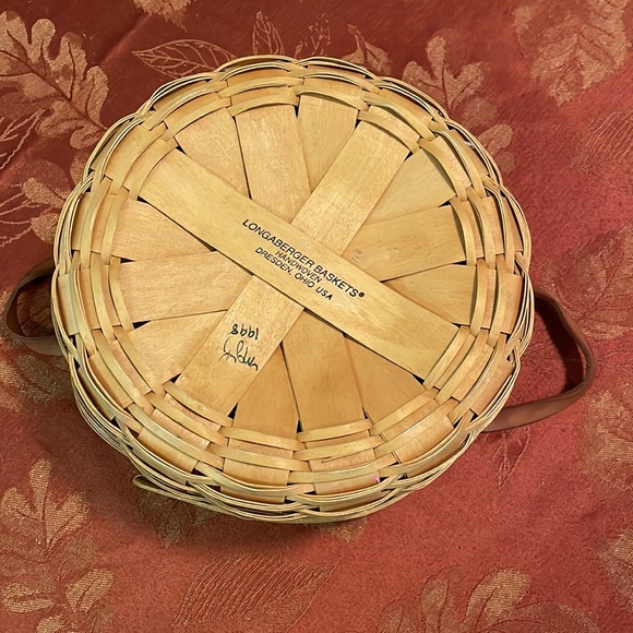 1998 Longaberger Round Basket with leather handles - Picture 3 of 3